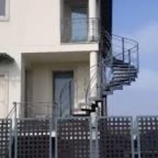 Scala esterna in metallo su edificio