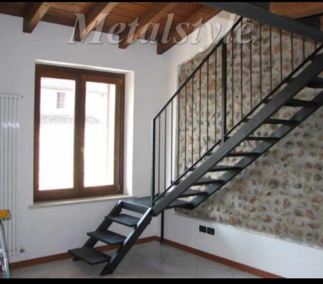 Scala interna su misura in ferro e legno
