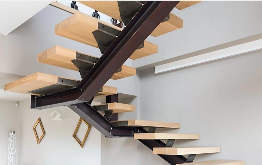 Scala a sbalzo con gradini in legno
