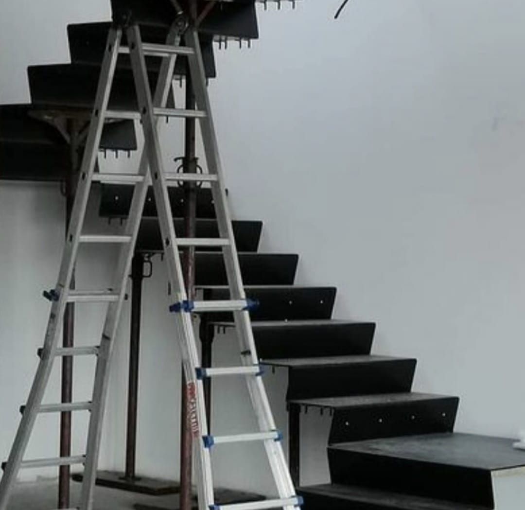 Installazione di una scala interna in metallo
