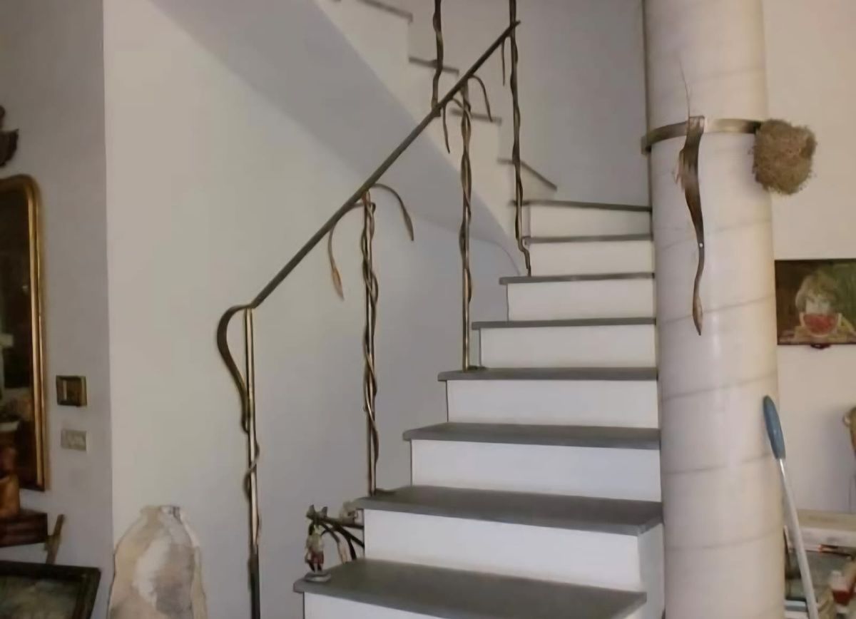 Scala con ringhiera in ferro battuto
