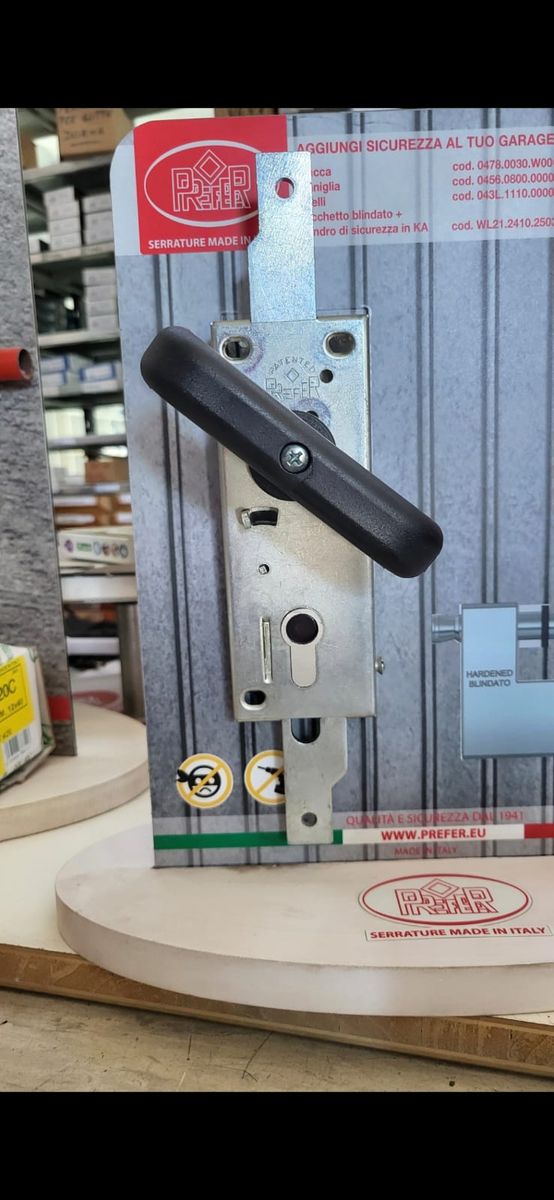Maniglia e cilindro su porta blindata