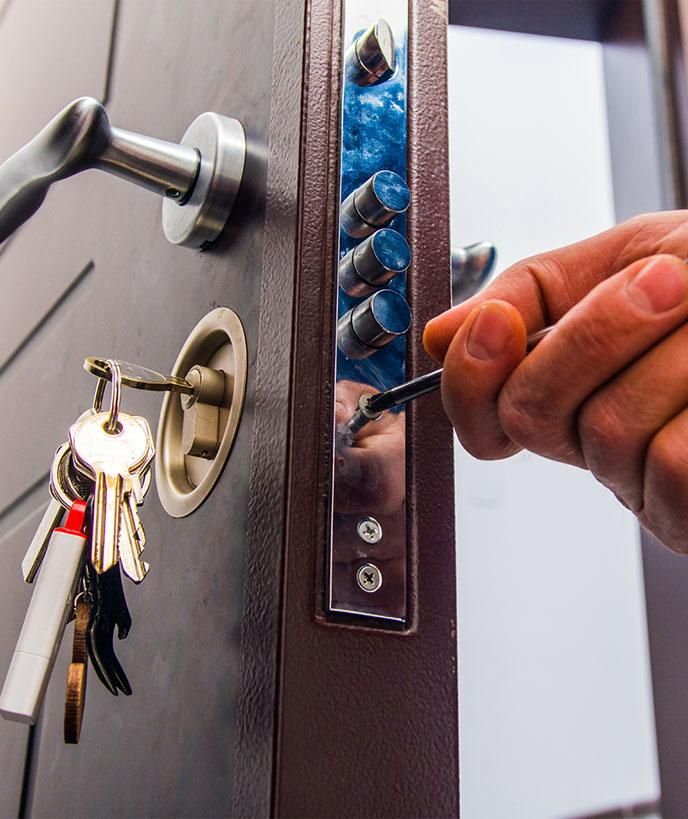 Maniglie e serratura di una porta blindata
