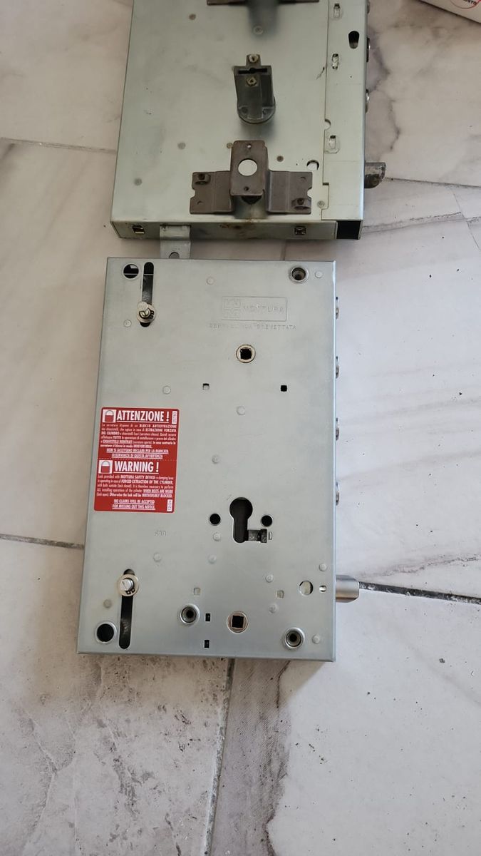 Sblocco e apertura di una serratura bloccata