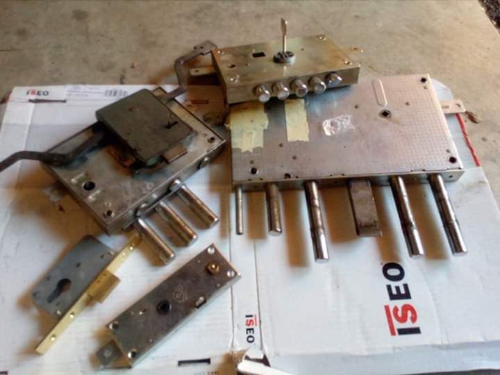 Cilindro europeo e chiave su porta